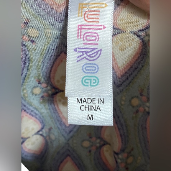 Lularoe tee slight high/ lo women’s size medium - Picture 4 of 4